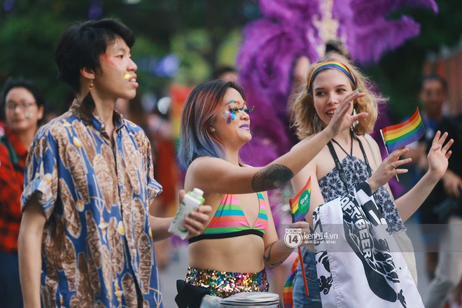 Ngày hội tự hào LGBTI+ Sài Gòn: Những khoảnh khắc đáng nhớ khi phố đi bộ Nguyễn Huệ rợp cờ cầu vồng - Ảnh 10. Ngày hội tự hào LGBTI+ Sài Gòn: Những khoảnh khắc đáng nhớ khi phố đi bộ Nguyễn Huệ rợp cờ cầu vồng - Ảnh 10.