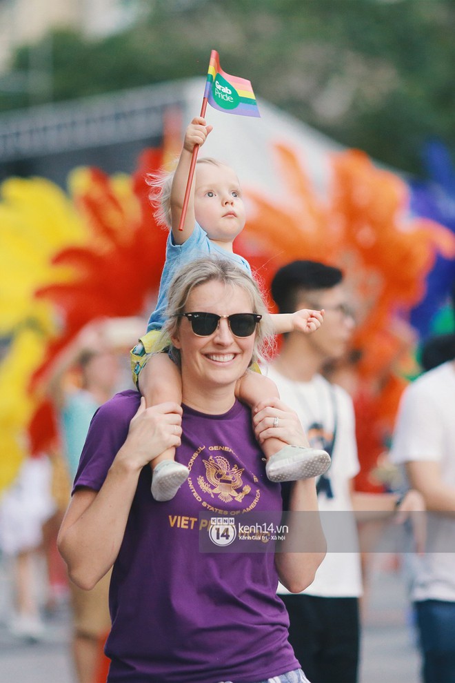 Ngày hội tự hào LGBTI+ Sài Gòn: Những khoảnh khắc đáng nhớ khi phố đi bộ Nguyễn Huệ rợp cờ cầu vồng - Ảnh 18. Ngày hội tự hào LGBTI+ Sài Gòn: Những khoảnh khắc đáng nhớ khi phố đi bộ Nguyễn Huệ rợp cờ cầu vồng - Ảnh 18.