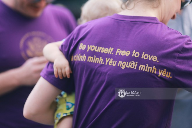Ngày hội tự hào LGBTI+ Sài Gòn: Những khoảnh khắc đáng nhớ khi phố đi bộ Nguyễn Huệ rợp cờ cầu vồng - Ảnh 21. Ngày hội tự hào LGBTI+ Sài Gòn: Những khoảnh khắc đáng nhớ khi phố đi bộ Nguyễn Huệ rợp cờ cầu vồng - Ảnh 21.