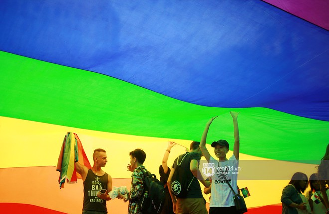 Ngày hội tự hào LGBTI+ Sài Gòn: Những khoảnh khắc đáng nhớ khi phố đi bộ Nguyễn Huệ rợp cờ cầu vồng - Ảnh 16. Ngày hội tự hào LGBTI+ Sài Gòn: Những khoảnh khắc đáng nhớ khi phố đi bộ Nguyễn Huệ rợp cờ cầu vồng - Ảnh 16.