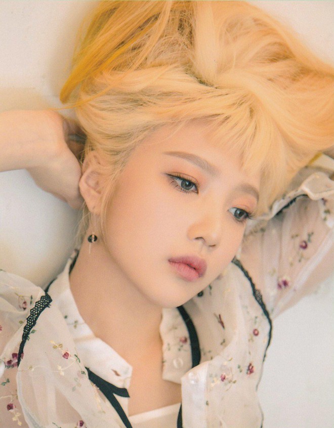Đây là hành động mà lúc nào Joy cũng làm trong các bức ảnh teaser comeback của Red Velvet - Ảnh 3. Đây là hành động mà lúc nào Joy cũng làm trong các bức ảnh teaser comeback của Red Velvet - Ảnh 3.