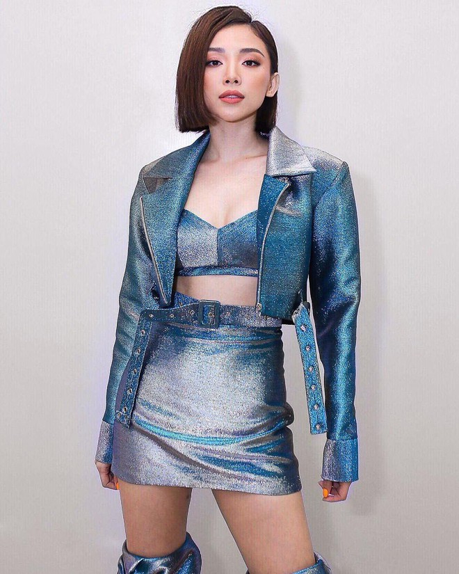 Tham gia CLB thích đi boot quá khổ, ngoài Lisa (Black Pink) còn có Tóc Tiên nữa! - Ảnh 1. Tham gia CLB thích đi boot quá khổ, ngoài Lisa (Black Pink) còn có Tóc Tiên nữa! - Ảnh 1.