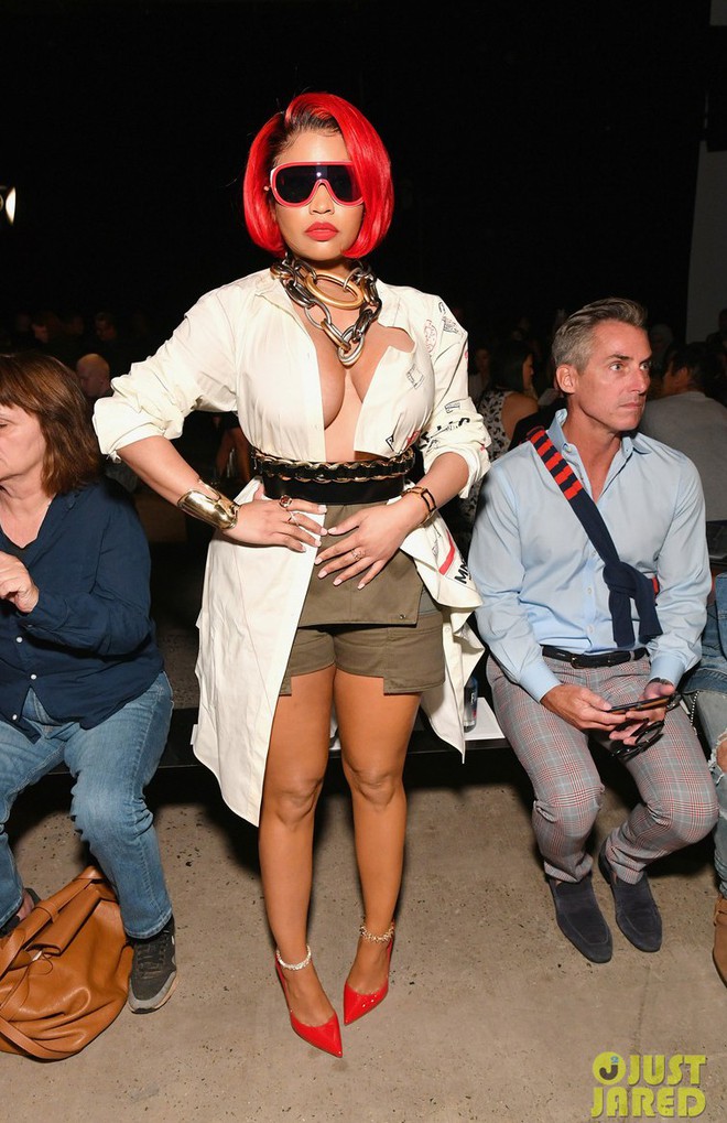 Nicki Minaj: Kẻ khủng bố công khai mang 2 quả bom nhiệt hạch khổng lồ đến ghế đầu mọi fashion show - Ảnh 6. Nicki Minaj: Kẻ khủng bố công khai mang 2 quả bom nhiệt hạch khổng lồ đến ghế đầu mọi fashion show - Ảnh 6.