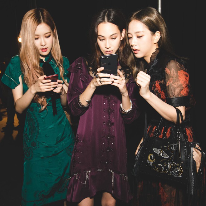Hết đọ đẳng cấp với Selena Gomez, Black Pink lại so bì nhan sắc với bồ cũ G-Dragon trong một khung hình - Ảnh 1. Hết đọ đẳng cấp với Selena Gomez, Black Pink lại so bì nhan sắc với bồ cũ G-Dragon trong một khung hình - Ảnh 1.