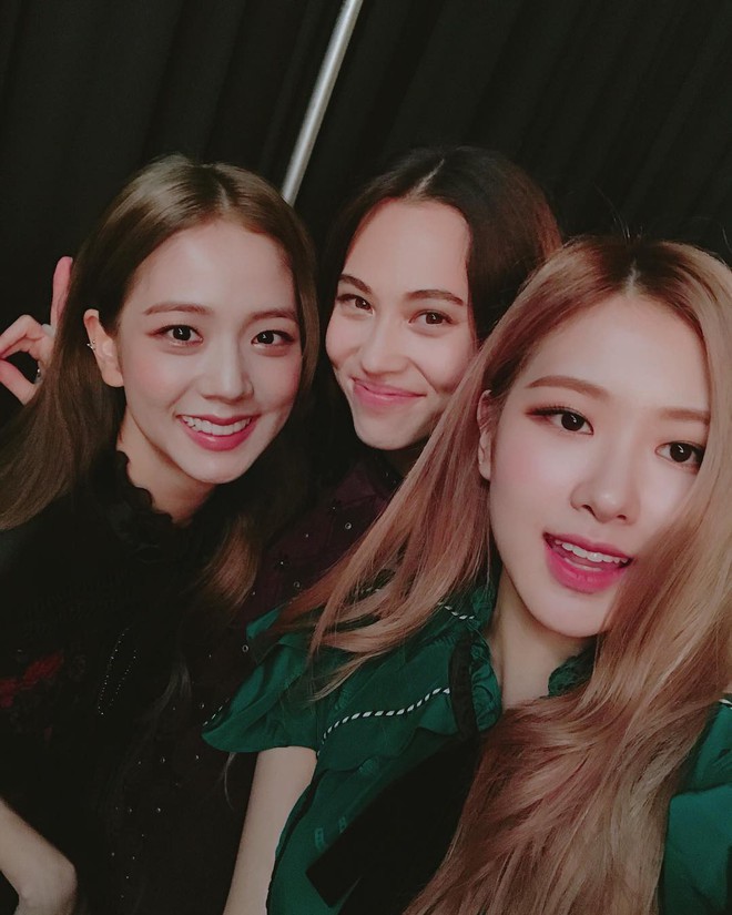 Hết đọ đẳng cấp với Selena Gomez, Black Pink lại so bì nhan sắc với bồ cũ G-Dragon trong một khung hình - Ảnh 2. Hết đọ đẳng cấp với Selena Gomez, Black Pink lại so bì nhan sắc với bồ cũ G-Dragon trong một khung hình - Ảnh 2.