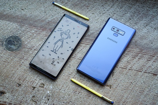 Mặc kệ iPhone XS Max, dân tình vẫn đổ xô đi mua Galaxy Note9 đến mức Samsung không còn hàng để bán - Ảnh 1.