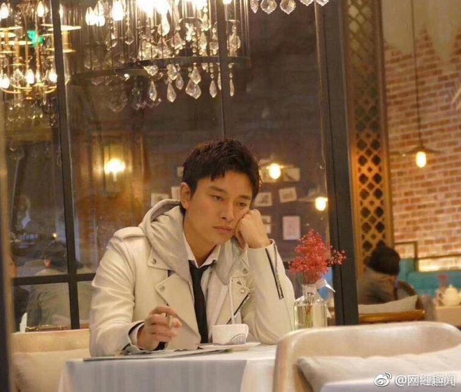 Nụ cười gượng gạo hiếm hoi của Giả Nãi Lượng sau chuỗi 12 ngày chìm đắm trong scandal Nụ cười gượng gạo hiếm hoi của Giả Nãi Lượng sau chuỗi 12 ngày chìm đắm trong scandal
