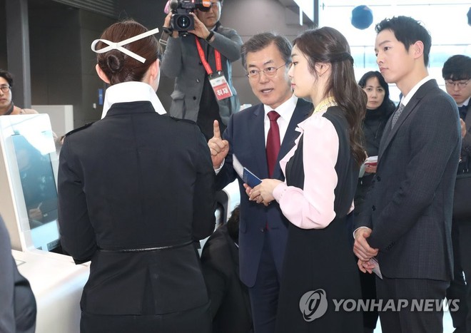 Sau vợ Song Hye Kyo, đến lượt Song Joong Ki lịch lãm, điển trai dự sự kiện tầm cỡ cùng Tổng thống Hàn - Ảnh 3.