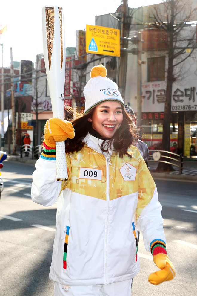 Trời lạnh -10 độ, Thanh Hằng vẫn đẹp rạng rỡ đi rước đuốc ở Thế vận hội mùa đông 2018 tại Hàn Quốc - Ảnh 3.