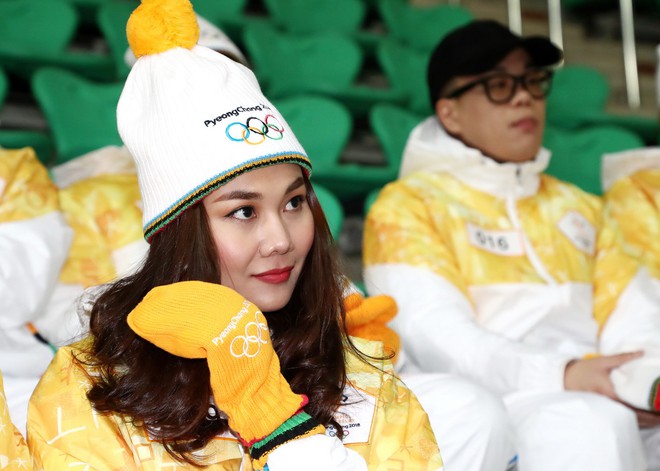 Trời lạnh -10 độ, Thanh Hằng vẫn đẹp rạng rỡ đi rước đuốc ở Thế vận hội mùa đông 2018 tại Hàn Quốc - Ảnh 5.