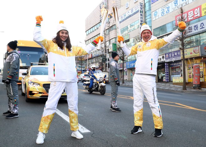 Trời lạnh -10 độ, Thanh Hằng vẫn đẹp rạng rỡ đi rước đuốc ở Thế vận hội mùa đông 2018 tại Hàn Quốc - Ảnh 2.
