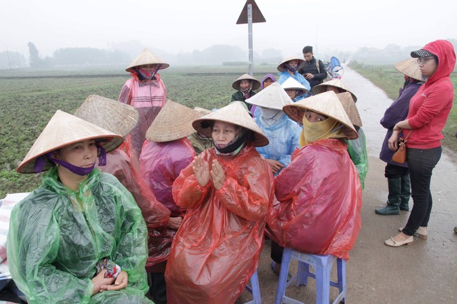 Cuộc sống cạnh bãi rác lớn nhất Hà Nội: Trong xóm có đám cưới chỉ đến uống chén rượu, không dám ăn - Ảnh 2.