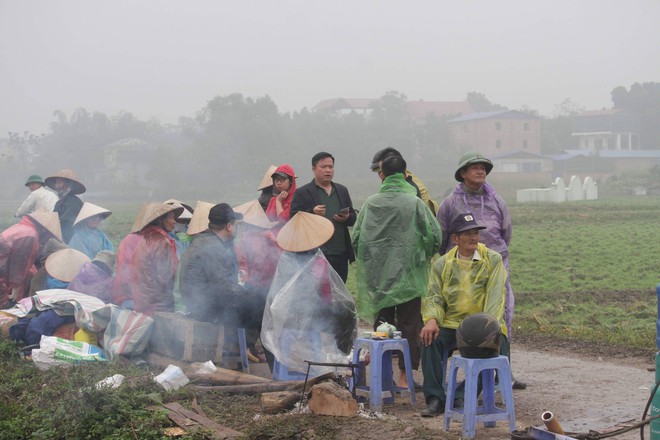 Cuộc sống cạnh bãi rác lớn nhất Hà Nội: Trong xóm có đám cưới chỉ đến uống chén rượu, không dám ăn - Ảnh 3.
