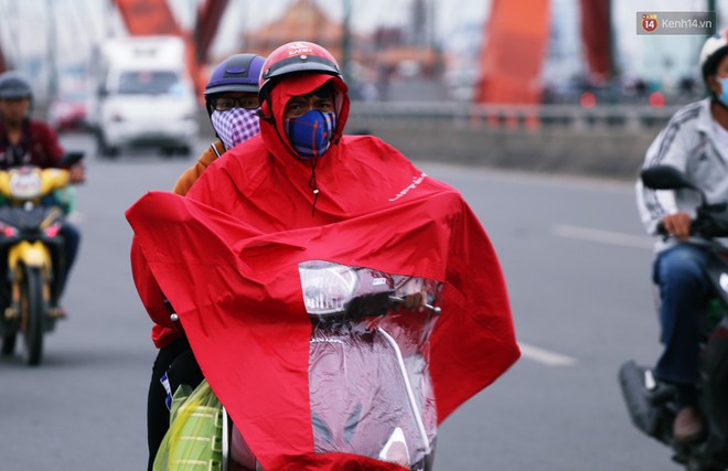 Người Sài Gòn co ro vì không khí se lạnh, mưa phùn trong ngày đầu đi làm sau nghỉ Tết Dương lịch mới 2019 - Ảnh 5.