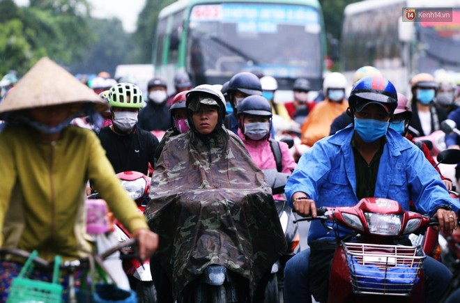 Người Sài Gòn co ro vì không khí se lạnh, mưa phùn trong ngày đầu đi làm sau nghỉ Tết Dương lịch mới 2019 - Ảnh 4.