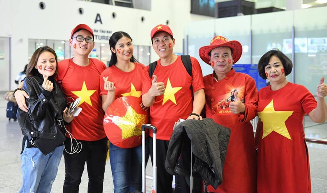 Hoa hậu Ngọc Hân và nghệ sĩ Vbiz đến Dubai tiếp lửa cho tuyển Việt Nam trong trận gặp Nhật Bản - Ảnh 1.