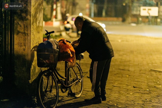 Phận người vô gia cư trên đường phố Hà Nội những ngày rét mướt: Chúng tôi cũng có một cái Tết như bao người khác - Ảnh 16.