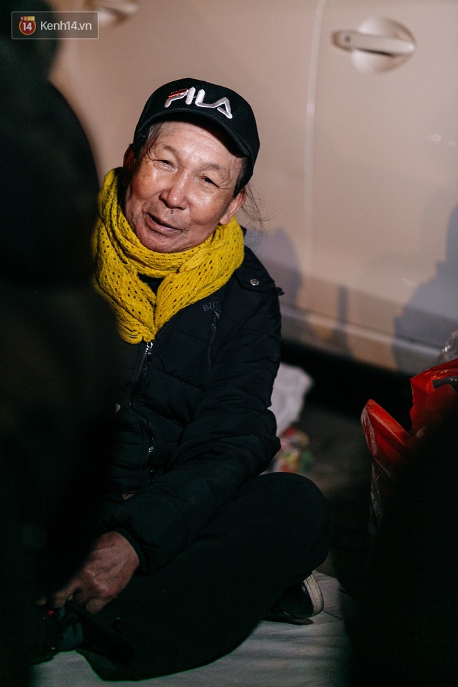 Phận người vô gia cư trên đường phố Hà Nội những ngày rét mướt: Chúng tôi cũng có một cái Tết như bao người khác - Ảnh 9.