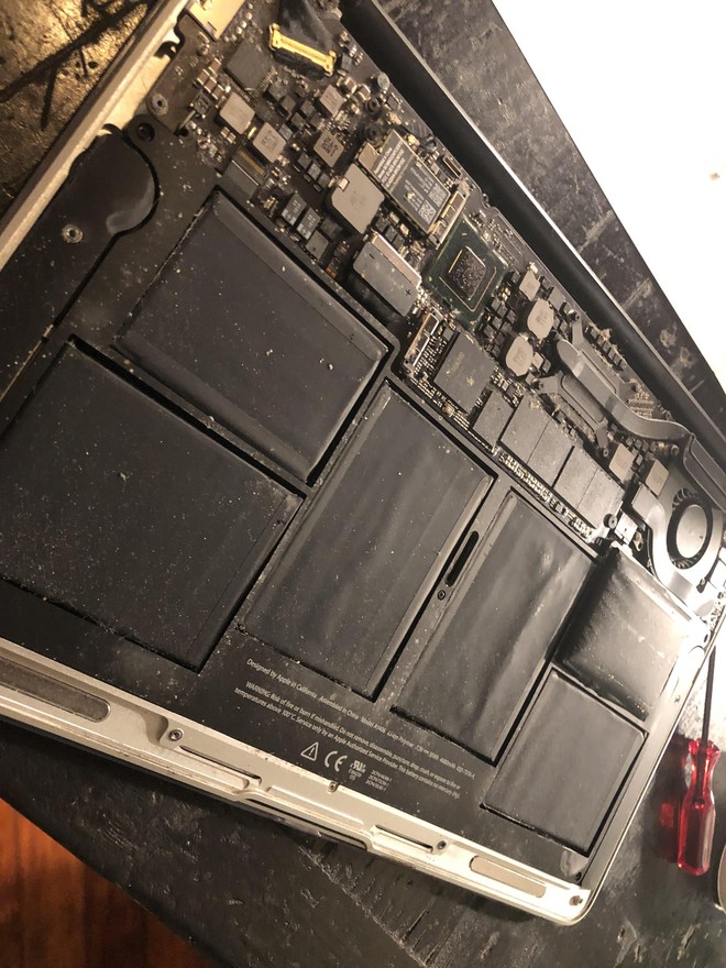 Hiểm họa chết người khi dùng laptop lâu năm không phải ai cũng biết, nhất là những loại như MacBook - Ảnh 1.