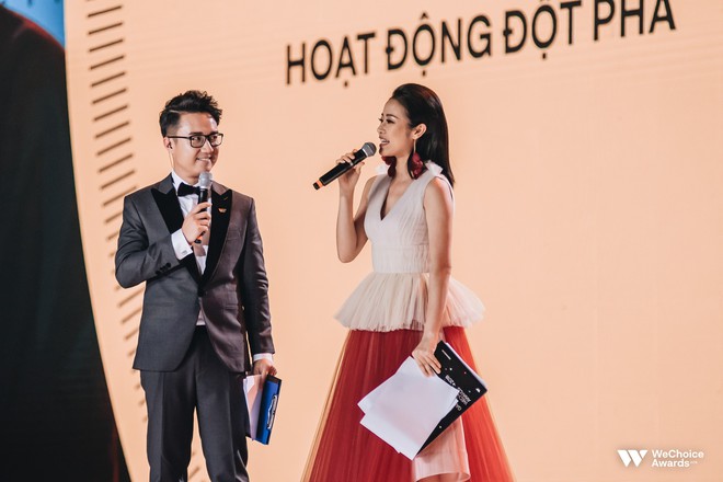 SÃ¢n kháº¥u Gala Wechoice Awards 2018: KhÃ´ng chá» ÄÃ£ tai, Äáº¹p máº¯t mÃ cÃ²n Äáº§y nghá» thuáº­t vÃ truyá»n cáº£m há»©ng sá»ng - áº¢nh 11.