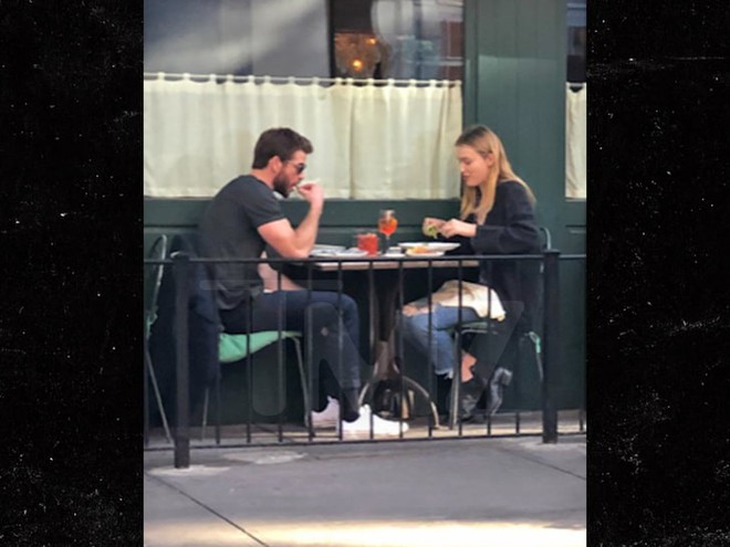 Vợ cũ Miley vừa có tình mới, Liam Hemsworth cũng kịp hẹn hò với mỹ nhân xinh đẹp sinh năm 1997? - Ảnh 2. Vợ cũ Miley vừa có tình mới, Liam Hemsworth cũng kịp hẹn hò với mỹ nhân xinh đẹp sinh năm 1997? - Ảnh 2.
