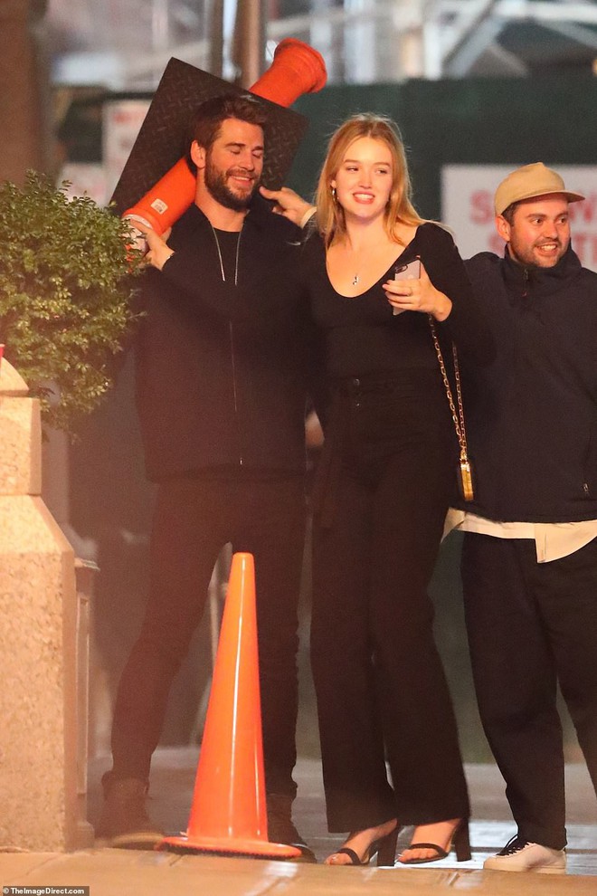 Hẹn hò tình trẻ sinh năm 1997, Liam Hemsworth đã gây nhức mắt với loạt ảnh ôm hôn nhạy cảm trên phố đông người - Ảnh 9. Hẹn hò tình trẻ sinh năm 1997, Liam Hemsworth đã gây nhức mắt với loạt ảnh ôm hôn nhạy cảm trên phố đông người - Ảnh 9.
