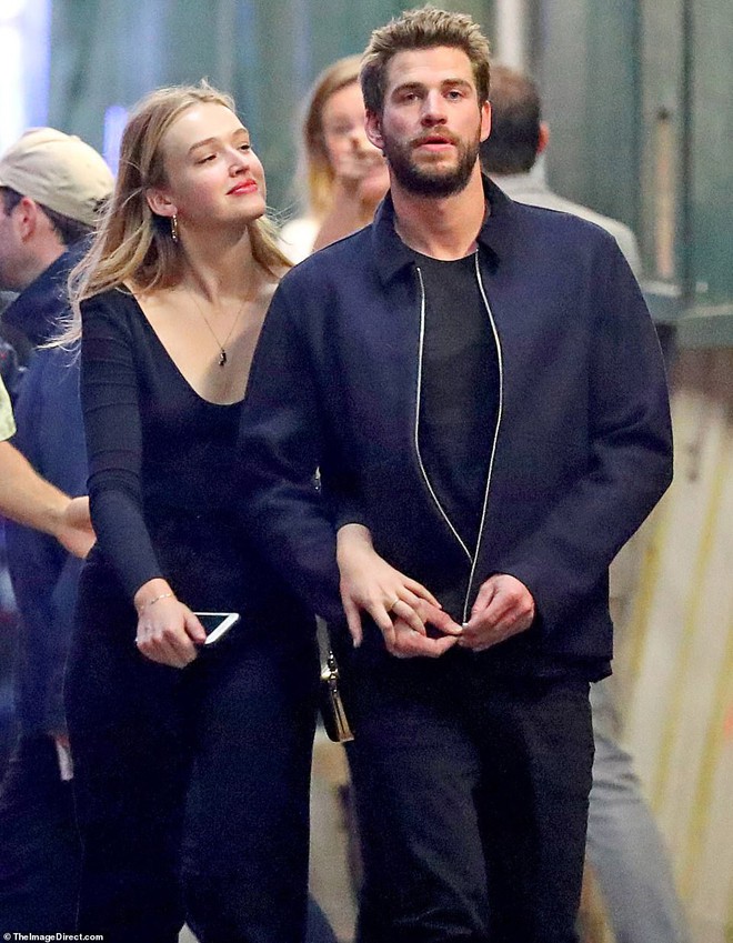 Hẹn hò tình trẻ sinh năm 1997, Liam Hemsworth đã gây nhức mắt với loạt ảnh ôm hôn nhạy cảm trên phố đông người - Ảnh 3. Hẹn hò tình trẻ sinh năm 1997, Liam Hemsworth đã gây nhức mắt với loạt ảnh ôm hôn nhạy cảm trên phố đông người - Ảnh 3.