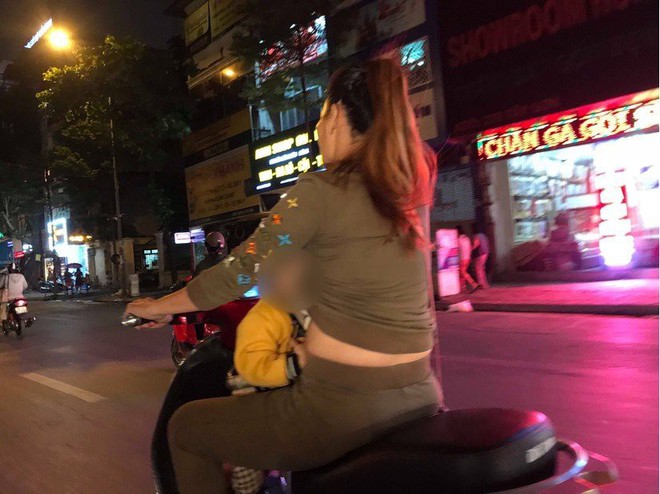 Mẹ trẻ Hà Nội vừa đi xe máy vừa thản nhiên vạch áo cho con bú khiến nhiều người nóng mắt - Ảnh 3.