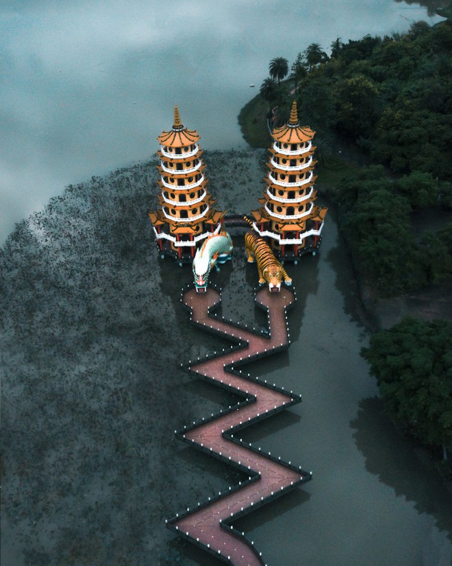 Ra đây mà xem ngôi chùa “rồng bay hổ múa” có thật ở Đài Loan, nhìn hình check-in trên Instagram mà choáng ngợp - Ảnh 4.