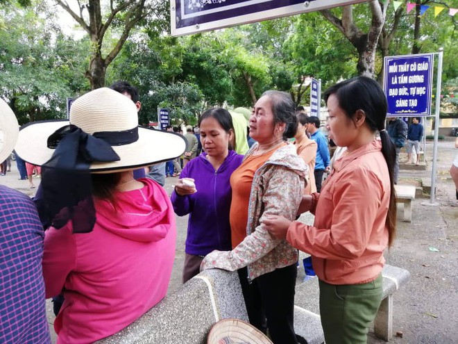 Hà Nội: Người nhà đau đớn, hàng chục phụ huynh quây kín trường học sau khi bé lớp 2 bị điện tử vong trong giờ ra chơi - Ảnh 3.