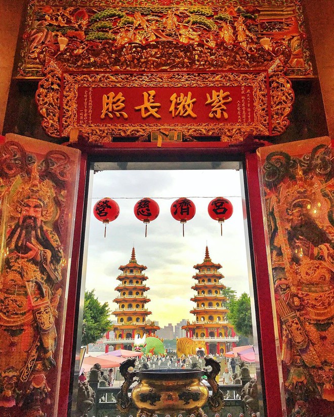 Ra đây mà xem ngôi chùa “rồng bay hổ múa” có thật ở Đài Loan, nhìn hình check-in trên Instagram mà choáng ngợp - Ảnh 17.
