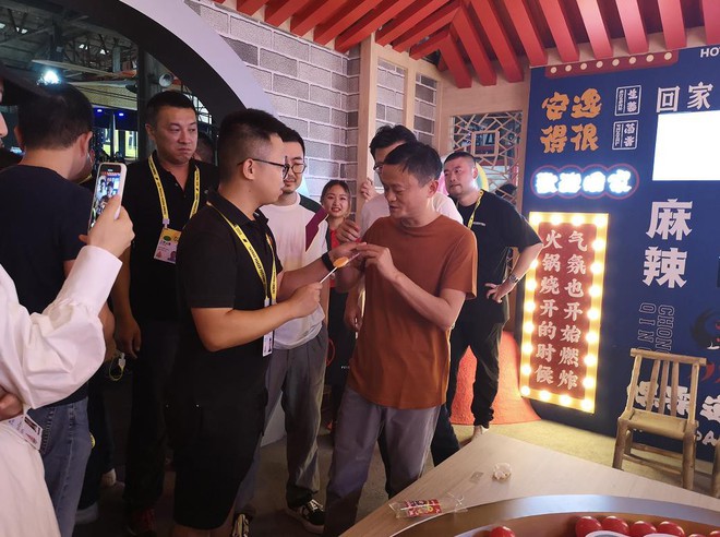 Kẹo mút vị lẩu cay Trùng Khánh, nghe tên đã đủ hết hồn ấy vậy mà ngay cả Jack Ma cũng thích thú khi nếm thử - Ảnh 2.