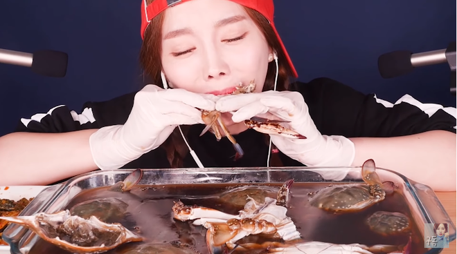 Quay mukbang nhưng youtuber người Hàn này lại hút view nhờ những biểu cảm siêu khó đỡ khiến người xem phải cười lăn cười bò - Ảnh 5.