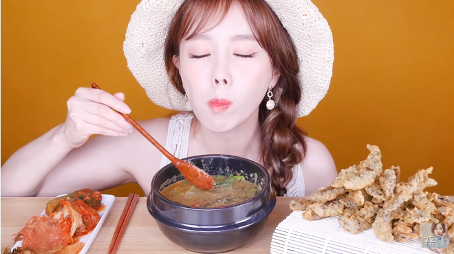 Quay mukbang nhưng youtuber người Hàn này lại hút view nhờ những biểu cảm siêu khó đỡ khiến người xem phải cười lăn cười bò - Ảnh 2.