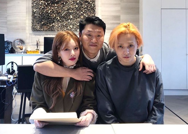 HyunA và Dawn nhá hàng cho màn đối đầu sắp tới: Tỉ số 1-0 tạm nghiêng về bên nam vì bên nữ... không chịu đổi layout makeup - Ảnh 1. HyunA và Dawn nhá hàng cho màn đối đầu sắp tới: Tỉ số 1-0 tạm nghiêng về bên nam vì bên nữ... không chịu đổi layout makeup - Ảnh 1.