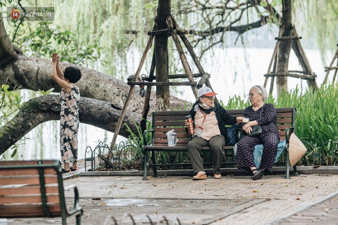 Chùm ảnh: Người Hà Nội khoác thêm áo ấm, thích thú đón nhận chút se lạnh đầu mùa - Ảnh 1. Chùm ảnh: Người Hà Nội khoác thêm áo ấm, thích thú đón nhận chút se lạnh đầu mùa - Ảnh 1.