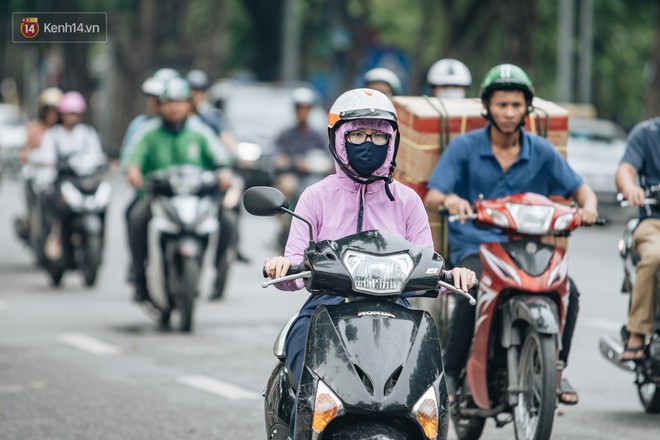 Chùm ảnh: Người Hà Nội khoác thêm áo ấm, thích thú đón nhận chút se lạnh đầu mùa - Ảnh 2. Chùm ảnh: Người Hà Nội khoác thêm áo ấm, thích thú đón nhận chút se lạnh đầu mùa - Ảnh 2.