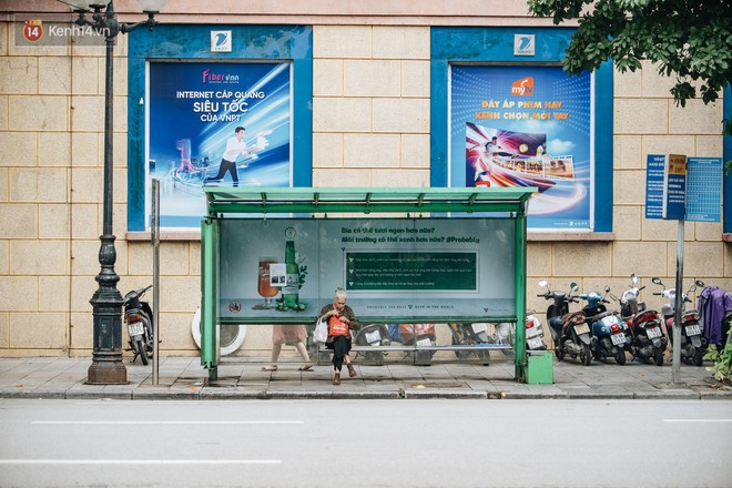 Chùm ảnh: Người Hà Nội khoác thêm áo ấm, thích thú đón nhận chút se lạnh đầu mùa - Ảnh 5. Chùm ảnh: Người Hà Nội khoác thêm áo ấm, thích thú đón nhận chút se lạnh đầu mùa - Ảnh 5.