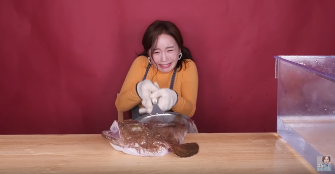 Đã tìm ra thánh lật mặt trong giới mukbang: Trước đó còn hốt hoảng vật lộn với cá miệng rộng, vài giây sau đã ăn ngon lành như chưa có chuyện gì xảy ra - Ảnh 4.