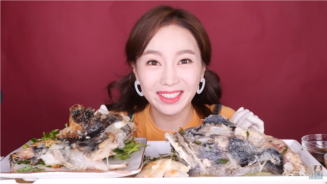 Đã tìm ra thánh lật mặt trong giới mukbang: Trước đó còn hốt hoảng vật lộn với cá miệng rộng, vài giây sau đã ăn ngon lành như chưa có chuyện gì xảy ra - Ảnh 8.