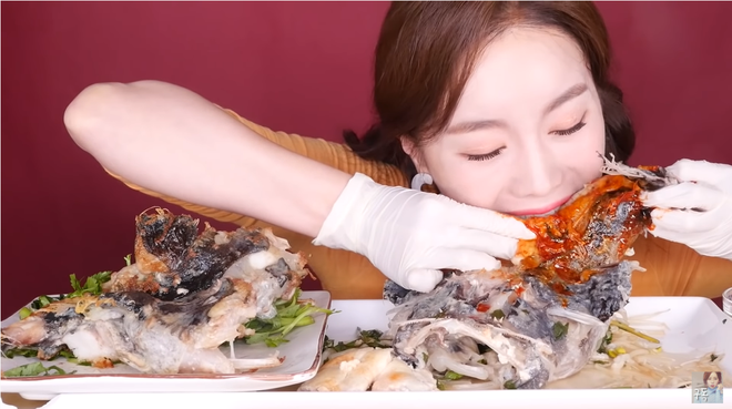 Đã tìm ra thánh lật mặt trong giới mukbang: Trước đó còn hốt hoảng vật lộn với cá miệng rộng, vài giây sau đã ăn ngon lành như chưa có chuyện gì xảy ra - Ảnh 9.