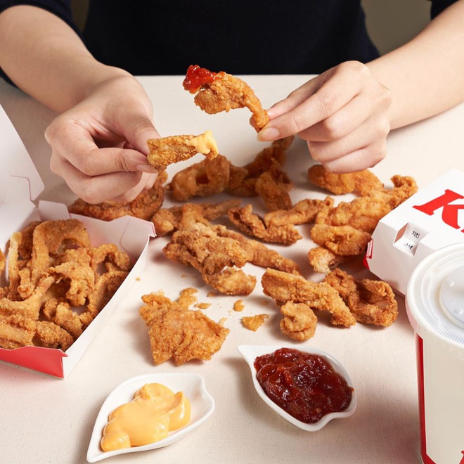 Món da gà tẩm bột chiên mở bán ở KFC Singapore khiến dân tình sôi sục, bao giờ mới đến Việt Nam đây? - Ảnh 6.