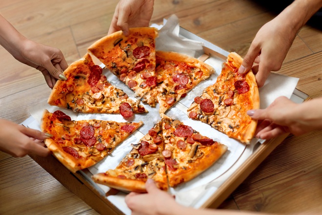Đố bạn biết, vì sao pizza có hình tròn nhưng lại được đựng trong hộp vuông và cắt theo hình tam giác? - Ảnh 5.