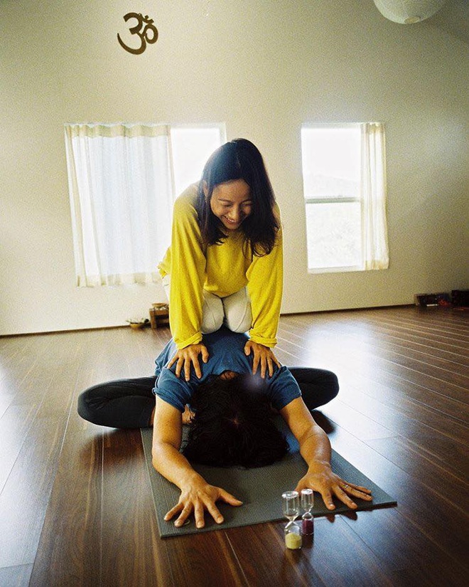 Bộ ảnh tập yoga gây bão MXH của vợ chồng Lee Hyori: Nhìn qua tựa ngôn tình, gần vào mới thấy ông xã cam chịu ra sao! - Ảnh 7.