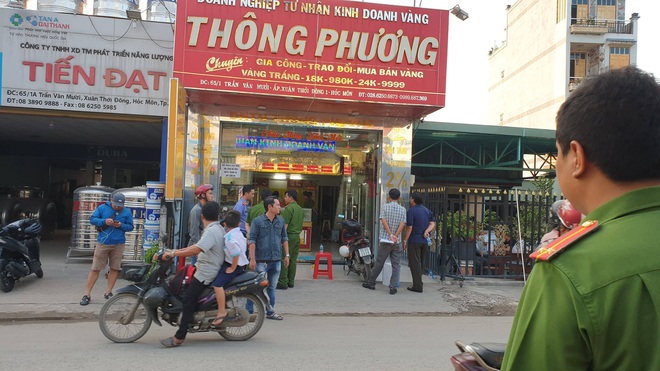 Clip: Táo tợn cảnh nam thanh niên nổ súng cướp tiệm vàng rồi tẩu thoát trong chưa đầy 1 phút ở Sài Gòn - Ảnh 2.