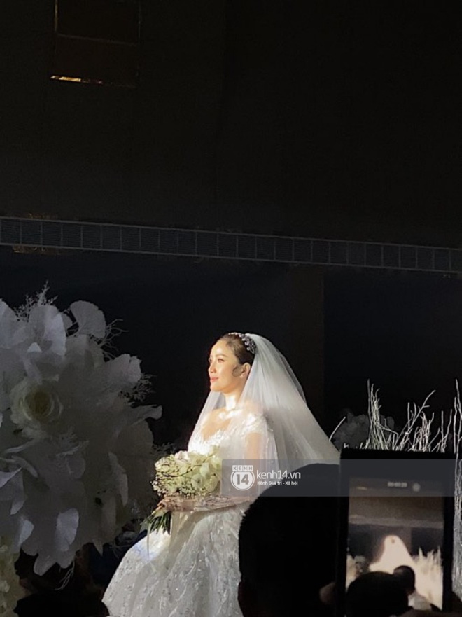 Cận cảnh 3 bộ váy cưới của Bảo Thy: Bộ nào cũng ren hoa yêu kiều, váy cưới chính cực đồ sộ lộng lẫy - Ảnh 4. Cận cảnh 3 bộ váy cưới của Bảo Thy: Bộ nào cũng ren hoa yêu kiều, váy cưới chính cực đồ sộ lộng lẫy - Ảnh 4.