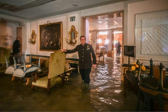 “Đen hơn cả anh Vâu” chính là khách du lịch ở Venice hiện tại: Mặc cho “xung quanh toàn là nước” vẫn ngậm ngùi lội bì bõm check-in! - Ảnh 9.