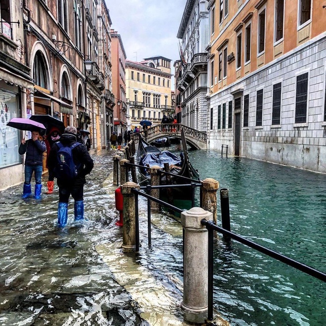 “Đen hơn cả anh Vâu” chính là khách du lịch ở Venice hiện tại: Mặc cho “xung quanh toàn là nước” vẫn ngậm ngùi lội bì bõm check-in! - Ảnh 10.