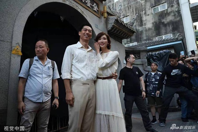 Bị phản đối dữ dội, siêu mẫu ngực khủng xứ Đài Lâm Chí Linh vẫn váy cưới lộng lẫy tập dượt trước hôn lễ với chồng Nhật kém 7 tuổi - Ảnh 5. Bị phản đối dữ dội, siêu mẫu ngực khủng xứ Đài Lâm Chí Linh vẫn váy cưới lộng lẫy tập dượt trước hôn lễ với chồng Nhật kém 7 tuổi - Ảnh 5.