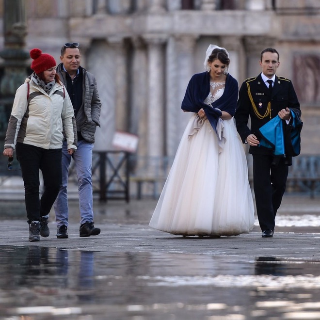 “Đen hơn cả anh Vâu” chính là khách du lịch ở Venice hiện tại: Mặc cho “xung quanh toàn là nước” vẫn ngậm ngùi lội bì bõm check-in! - Ảnh 13.